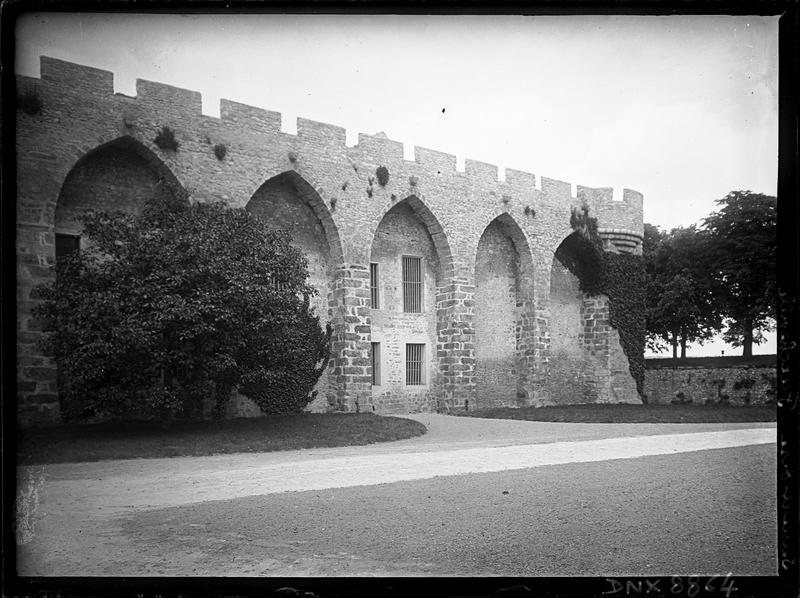 Façade latérale : créneaux, arcs en tiers-point et tour d'angle