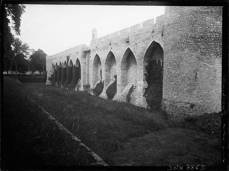 Façade latérale : créneaux, arcs en tiers-point et tour d'angle