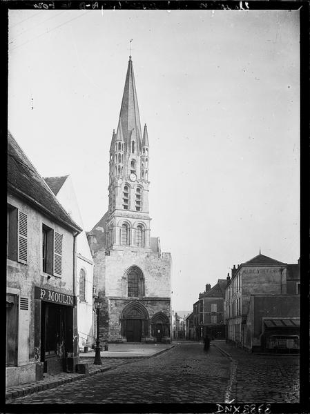 Façade ouest et clocher, rue en perspective