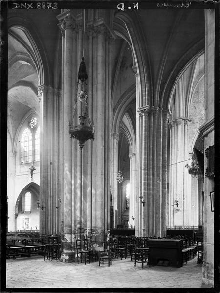 Intérieur : vue diagonale prise du collatéral sud du choeur vers le nord-ouest