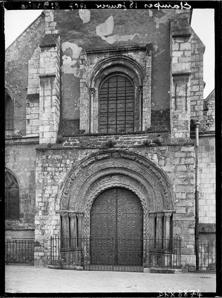 Façade ouest : portail et baie