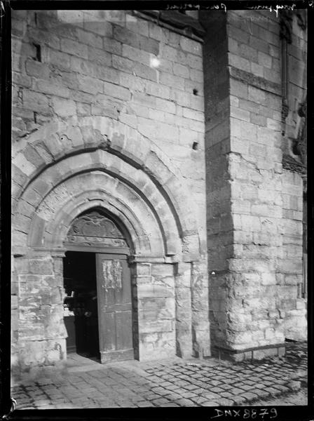 Façade ouest : portail de la tour-clocher