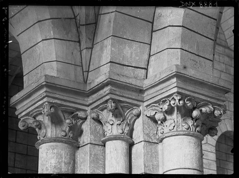 Intérieur : chapiteaux ornés de feuillages