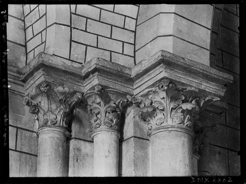 Intérieur : chapiteaux ornés de feuillages