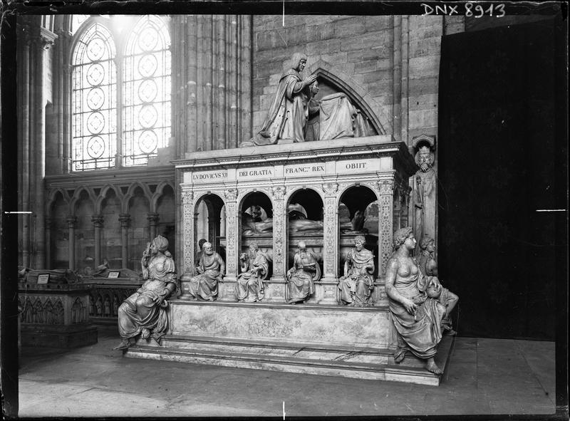 Intérieur : tombeau de Louis XII et d'Anne de Bretagne, vue latérale