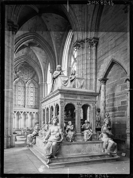 Intérieur : tombeau de Louis XII et d'Anne de Bretagne, vue de trois-quarts face