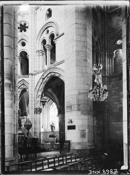 Intérieur : partie du choeur et du transept sud vus de la croisée du transept