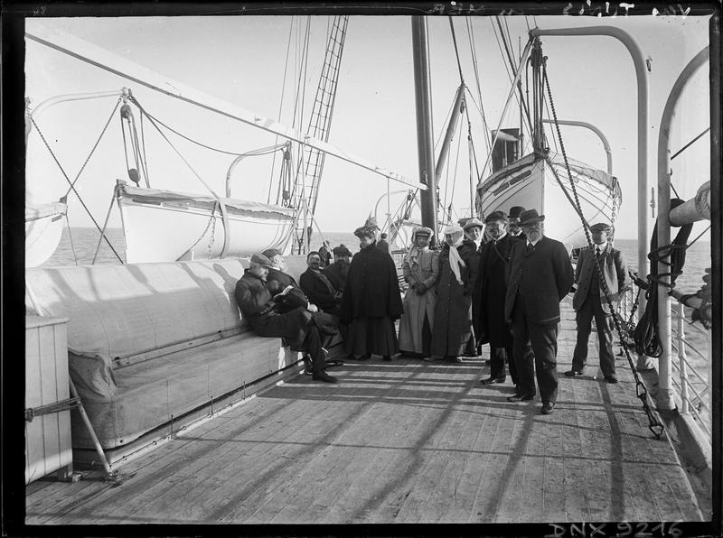 Portrait collectif : Européens sur le pont d'un bateau faisant route vers Tunis