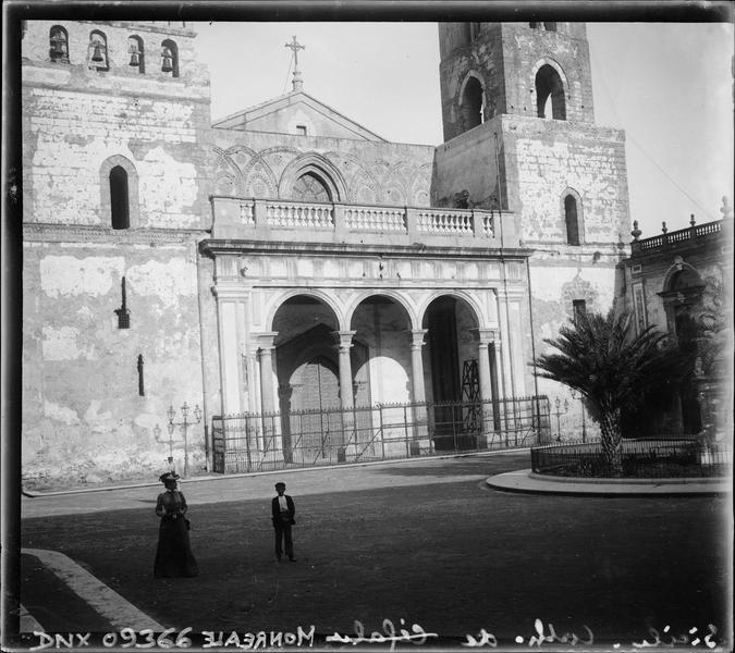 Façade principale, partie basse : portique à trois arches