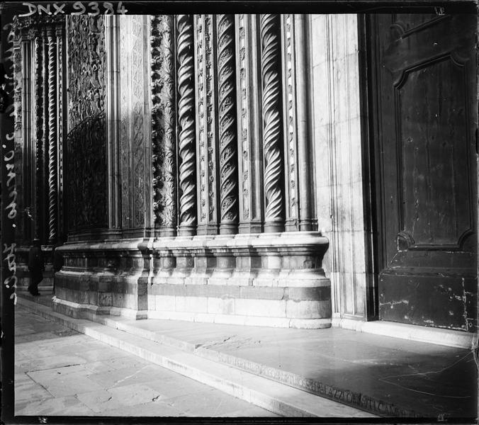 Intérieur : colonnettes torsadées incrustées de mosaïques