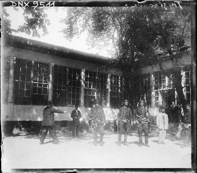 Portrait collectif : homme portant armes et cartouchières