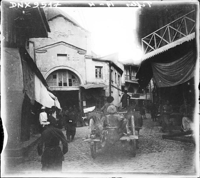 Rue animée dans la vieille ville