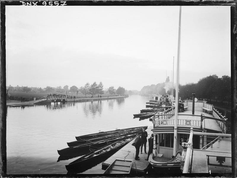 Bords de rivière : bateau et barques à quai