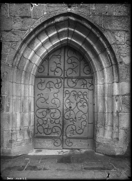 Portail ouest : porte ornée de pentures