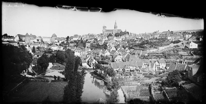 La ville : vue plongeante au bord de l'Armançon