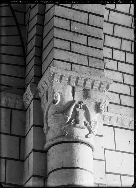 Carré du transept, pilier sud-est, colonne engagée sud : chapiteau représentant deux oiseaux affrontés