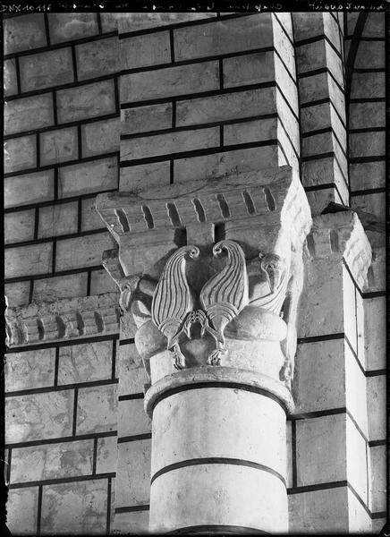 Carré du transept, pilier nord-est, colonne engagée nord : chapiteau représentant deux griffons affrontés