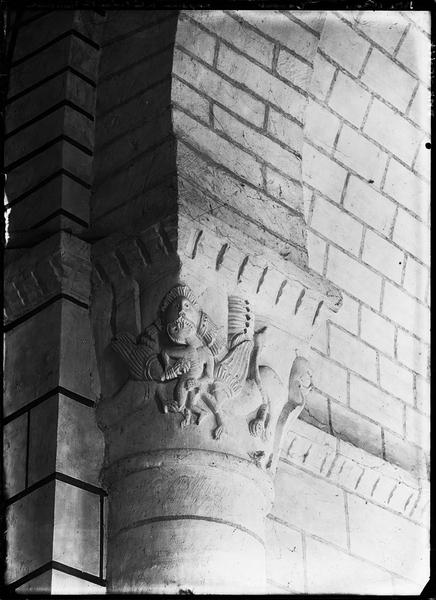 Carré du transept, pilier nord-est, colonne engagée Est : chapiteau représentant un monstre dévorant un homme