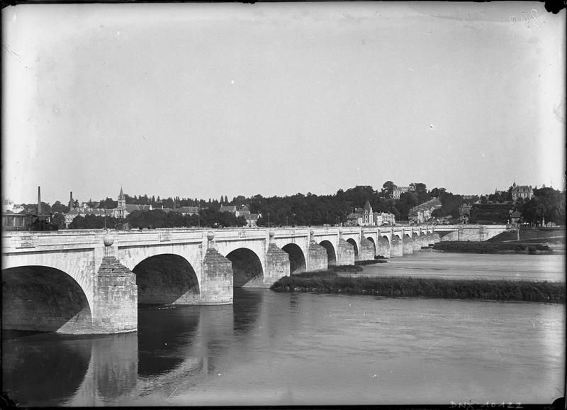 Vue générale depuis la rive de la Loire