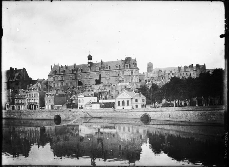 Façade sur la Mayenne