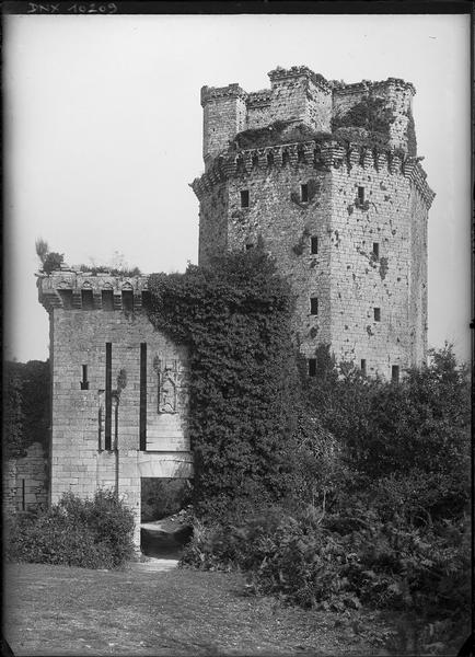 Tour sud-est et porte fortifiée