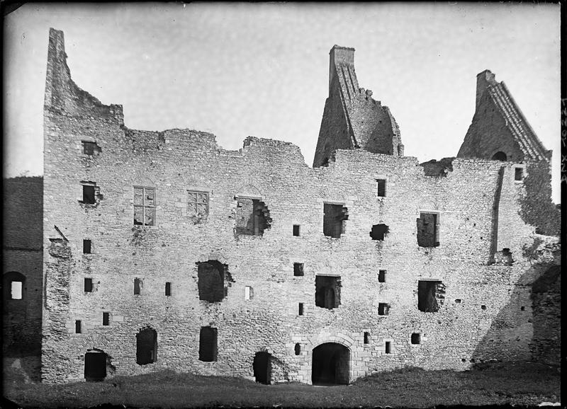 Grand logis : façade et entrée, vue rapprochée