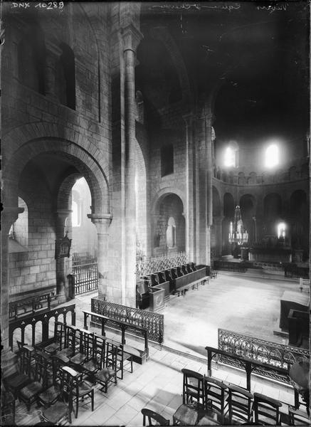 Intérieur : croisée du transept et choeur vus en plongée