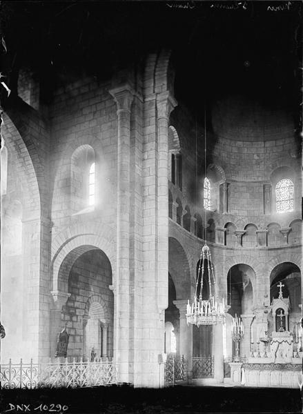 Intérieur : partie nord du choeur et du déambulatoire