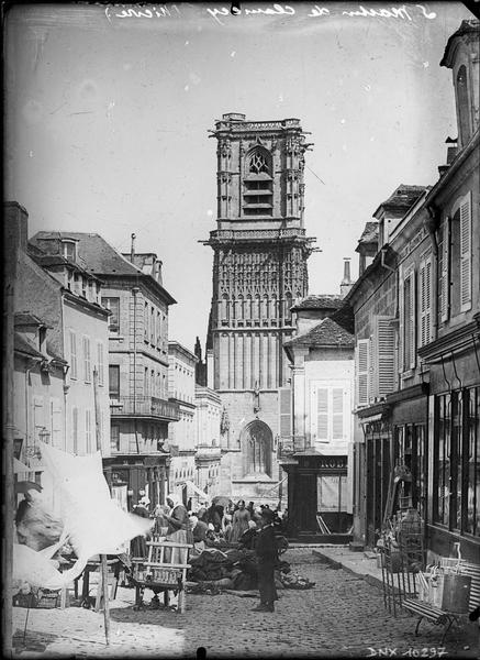 Côté sud du clocher, marché au premier plan