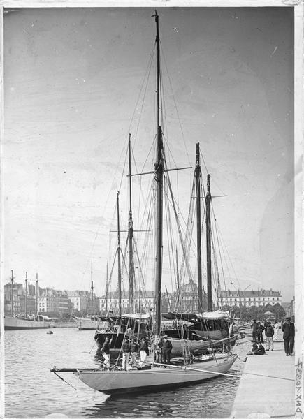Voiliers à quai dans le bassin du Commerce, promeneurs et marins