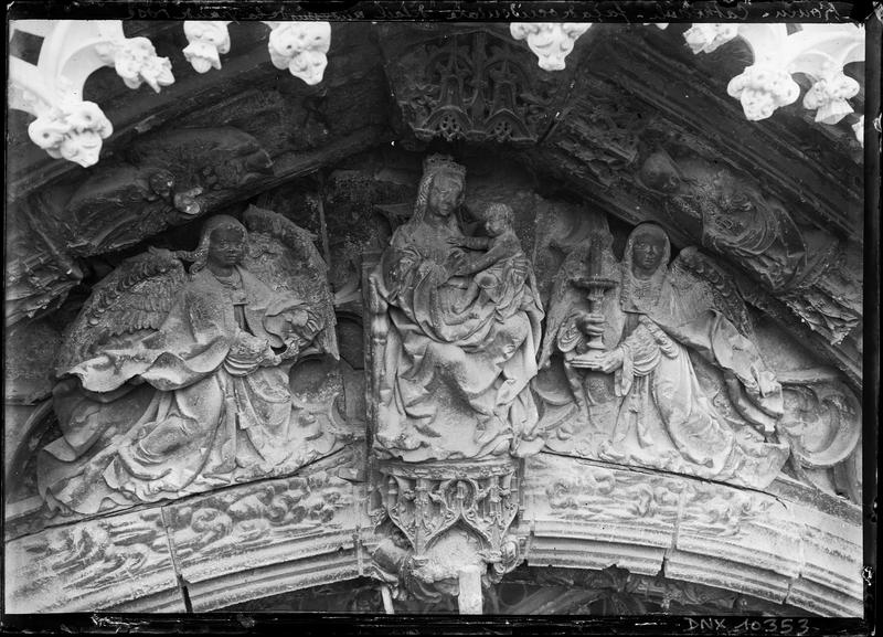 Façade ouest, détail des sculptures au-dessus de la grande rose : Vierge à l'Enfant entre deux anges