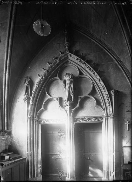 Intérieur, salle capitulaire : porte