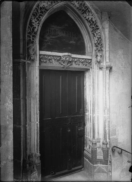 Intérieur, bibliothèque : porte