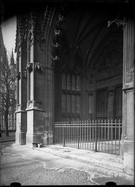 Croisillon sud : porche des Marmousets, vue diagonale rapprochée, clef pendante