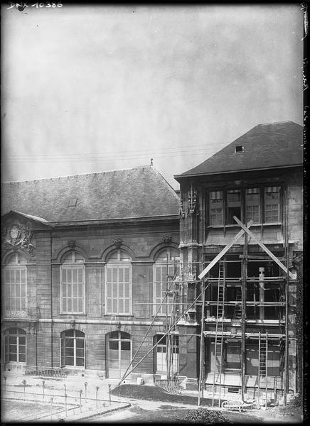 Pavillon nord-est de l'archevêché pendant la réfection de la fenêtre sud