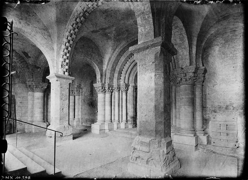 Eglise abbatiale Saint-Pierre, façade ouest : intérieur du porche