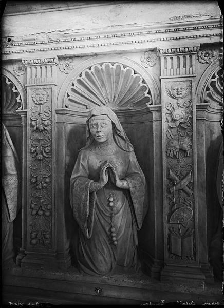 Intérieur, tombeau de Philippe de Montmorency, détail du soubassement : statue de femme agenouillée, en prière