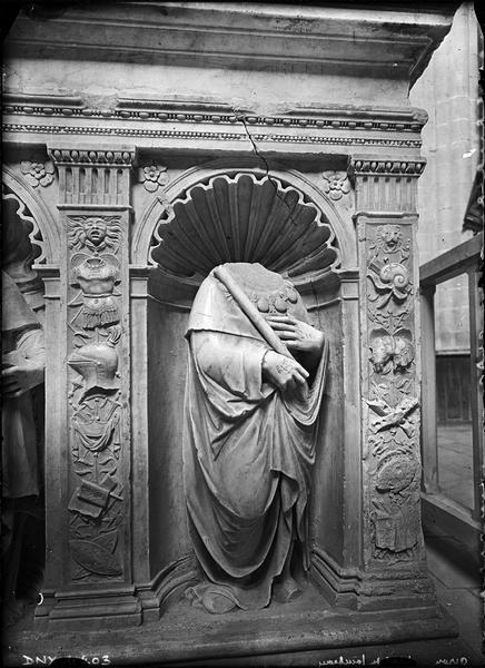 Intérieur, tombeau de Philippe de Montmorency, détail du soubassement : statue acéphale