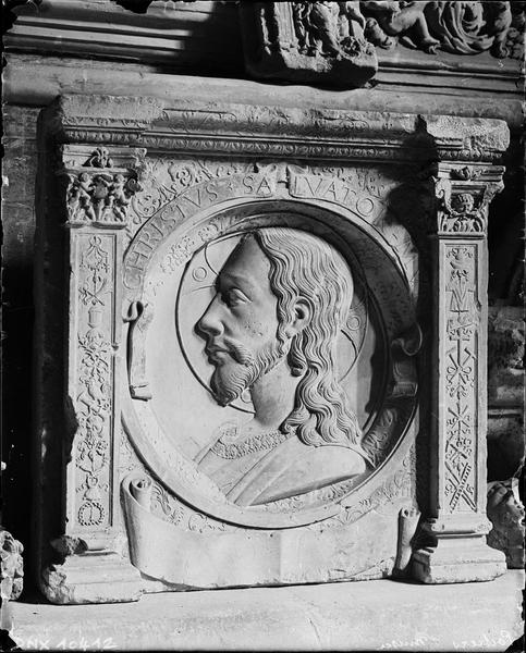 Bas-relief provenant du château : profil du Christ sauveur en médaillon entre deux pilastres à décor Renaissance