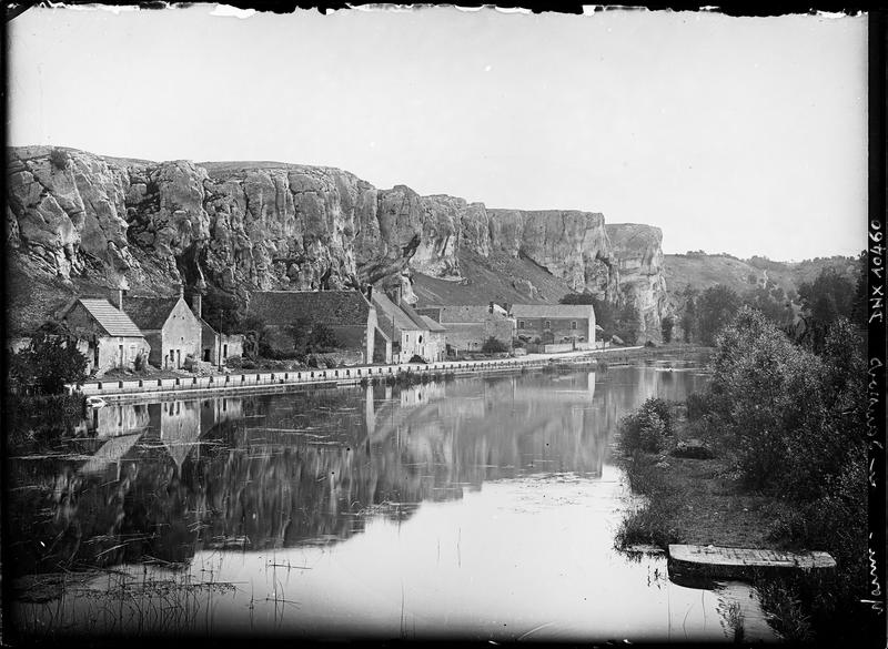 Falaises du Saussois et maisons sur les bords de l'Yonne