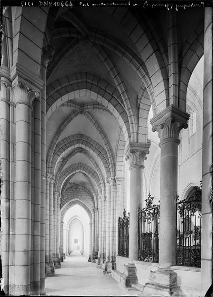 Intérieur : partie sud du déambulatoire, grilles en fer forgé