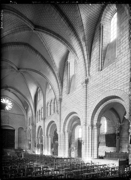 Intérieur : nef et bas-côté nord pris du transept