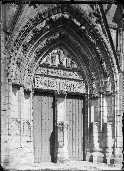 Façade ouest : portail central, vue rapprochée