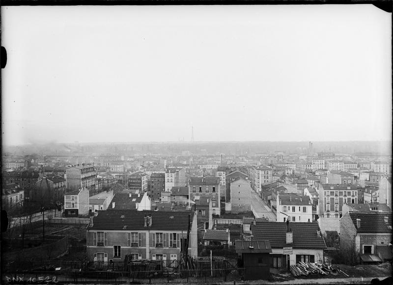 Paysage urbain : un quartier de la ville en bordure de la voie ferrée, vue vers le sud-est