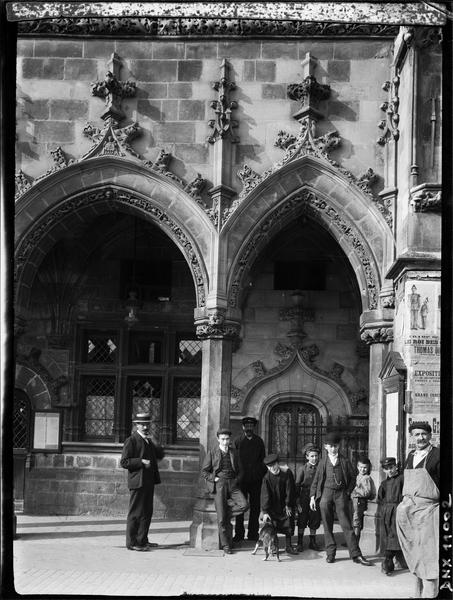 Façade : détail des arcades, personnages au premier plan