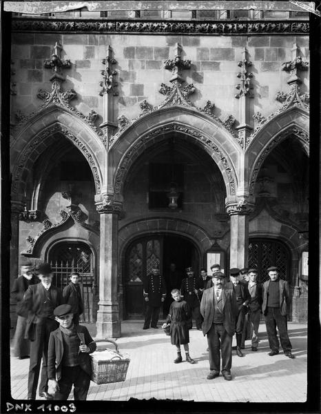 Façade : détail des arcades, personnages au premier plan