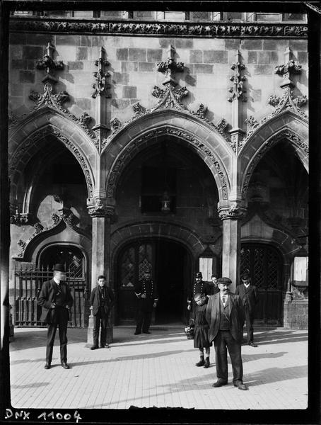 Façade : détail des arcades, personnages au premier plan