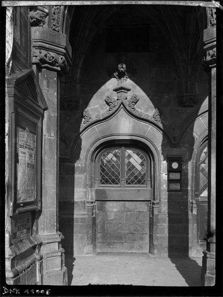 Façade : détail d'une fenêtre sous les arcades