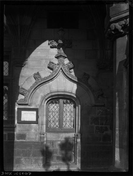 Façade : détail d'une fenêtre sous les arcades