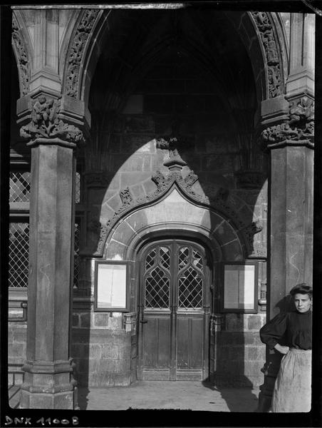 Façade : détail d'une porte sous les arcades